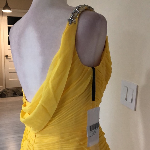 Yellow Chiffon one shoulder - Picture 6 of 13